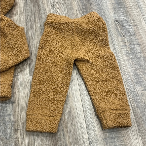 Gap Fuzzy Toddler Outfit - Picture 8 of 9